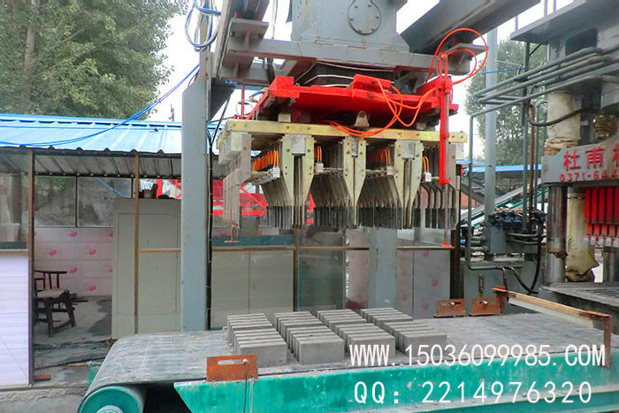 河南全自動(dòng)粉煤灰磚機(jī)客戶現(xiàn)場